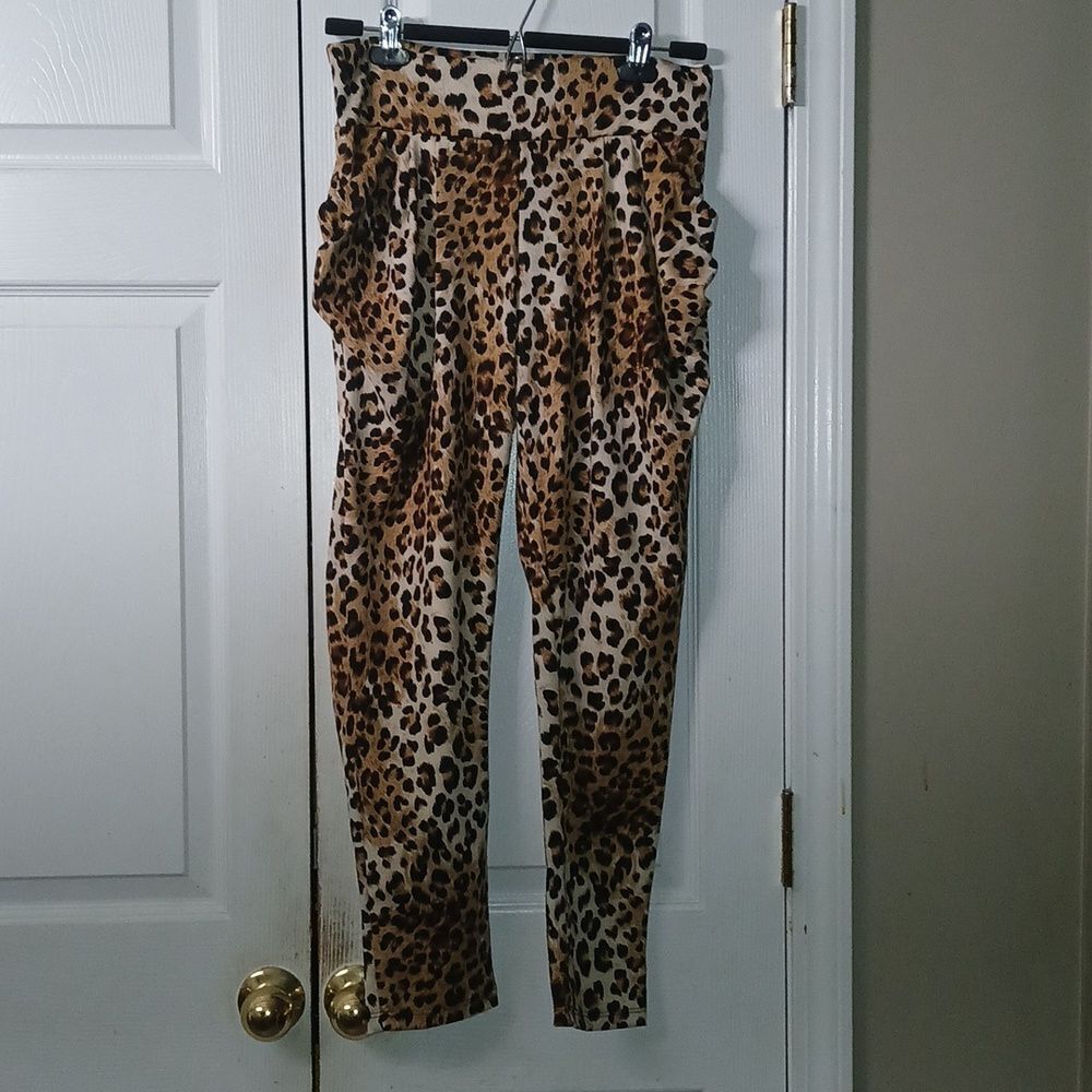 DGNY cheetah print leggings with pockets  Sz L NWOT
